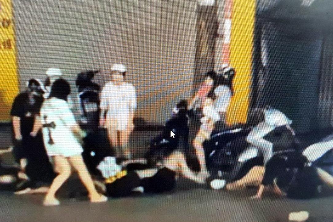 CLIP: Hai cô gái hỗn chiến, nhiều người không can ngăn mà còn cổ vũ-1