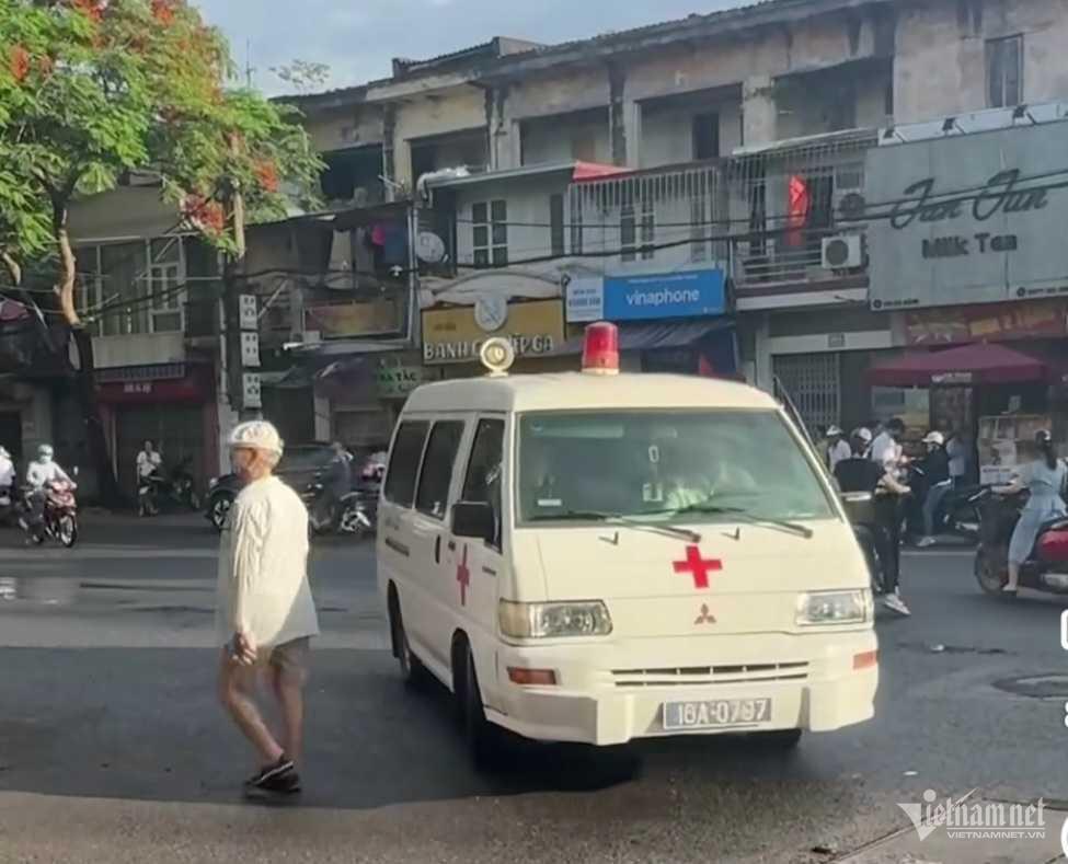 Thí sinh làm bài thi lớp 10 trên cáng cứu thương-1