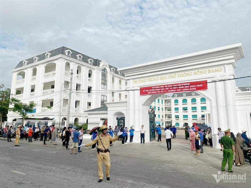 Thí sinh làm bài thi lớp 10 trên cáng cứu thương-2