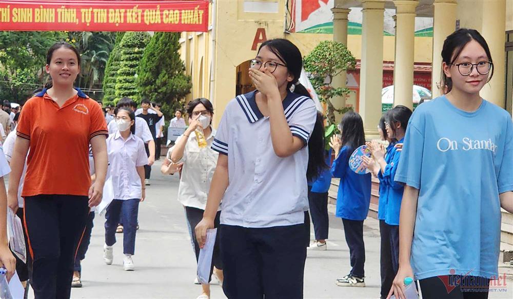 Thí sinh làm bài thi lớp 10 trên cáng cứu thương-5