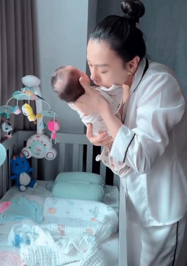 Phương Oanh lấy lại dáng sau 3 tuần sinh con, khoe cận cảnh cặp sinh đôi cực yêu-1