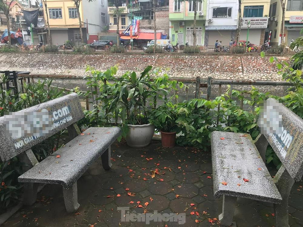 Loạt ghế đá ven sông ở Hà Nội bị sơn tên web cờ bạc-2