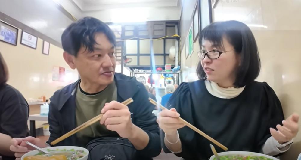 Vợ chồng người Nhật thưởng thức phở ở Hà Nội, miệng không ngừng nói một câu-2