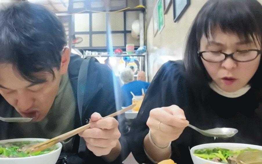 Vợ chồng người Nhật thưởng thức phở ở Hà Nội, miệng không ngừng nói một câu-3