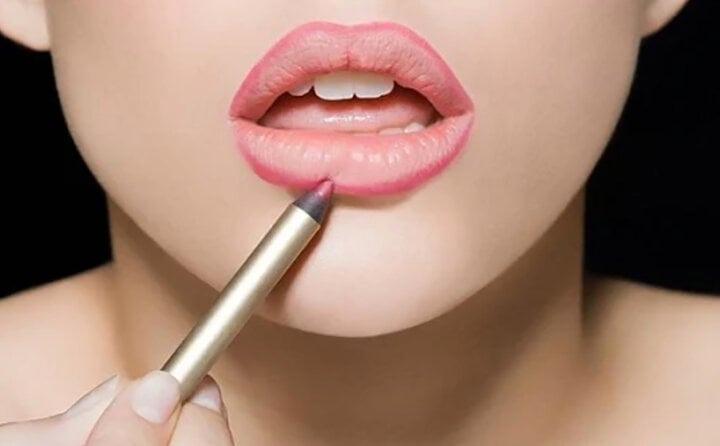 Mẹo thoa son căng mọng không cần tiêm filler-2
