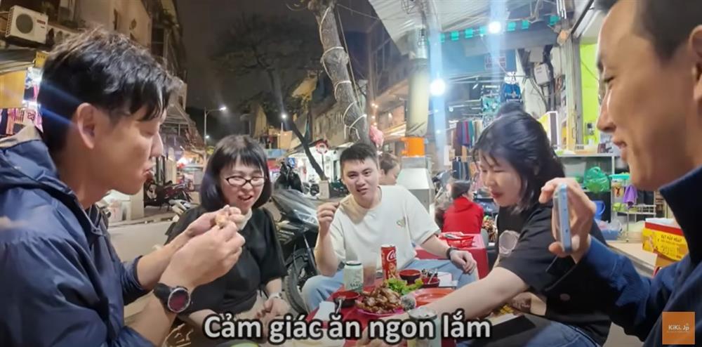 Vợ chồng người Nhật thưởng thức phở ở Hà Nội, miệng không ngừng nói một câu-4