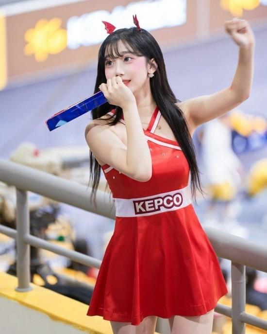 Làm náo loạn khán đài, fan nam truy tìm info hot girl 2k5 xinh như thiên thần-1