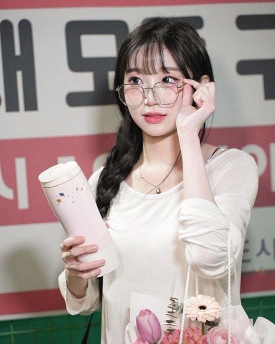 Làm náo loạn khán đài, fan nam truy tìm info hot girl 2k5 xinh như thiên thần-4