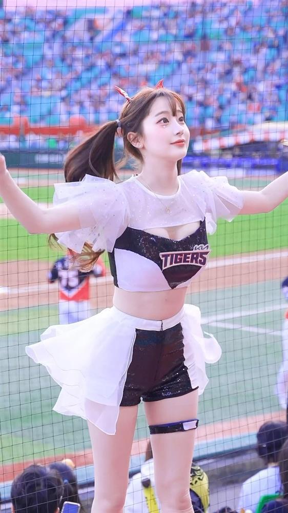 Làm náo loạn khán đài, fan nam truy tìm info hot girl 2k5 xinh như thiên thần-7