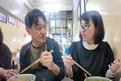Vợ chồng người Nhật thưởng thức phở ở Hà Nội, miệng không ngừng nói một câu
