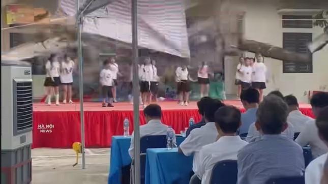 Vụ sập mái hiên nhà văn hoá ở Hà Nội khi trẻ đang biểu diễn: Còn 2 học sinh nằm viện-1