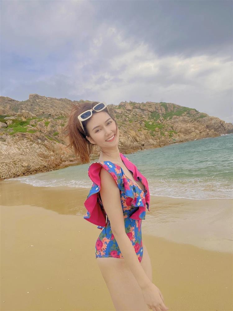 Diễn viên Hương Giang khoe vòng một nóng bỏng-4