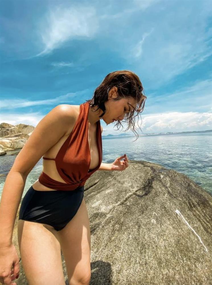 Diễn viên Hương Giang khoe vòng một nóng bỏng-6