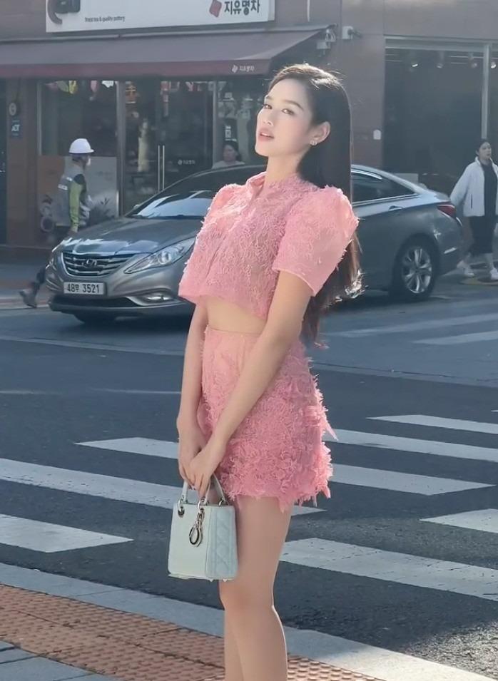 Người đẹp cấy lúa mặc áo xuyên thấu quyến rũ, khoe body gợi cảm hoàn hảo-3