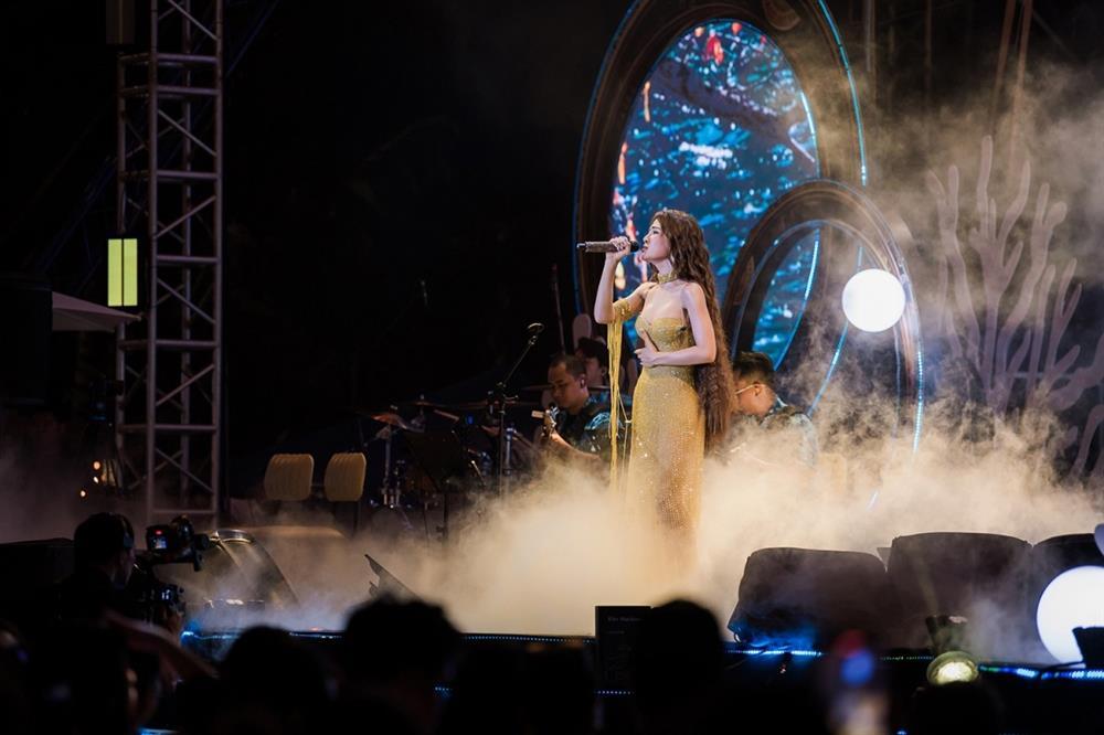 2222 khán giả tại Hạ Long vẫn ở lại xem show Hà Nhi tới phút cuối cùng dù mất điện 22 phút-1