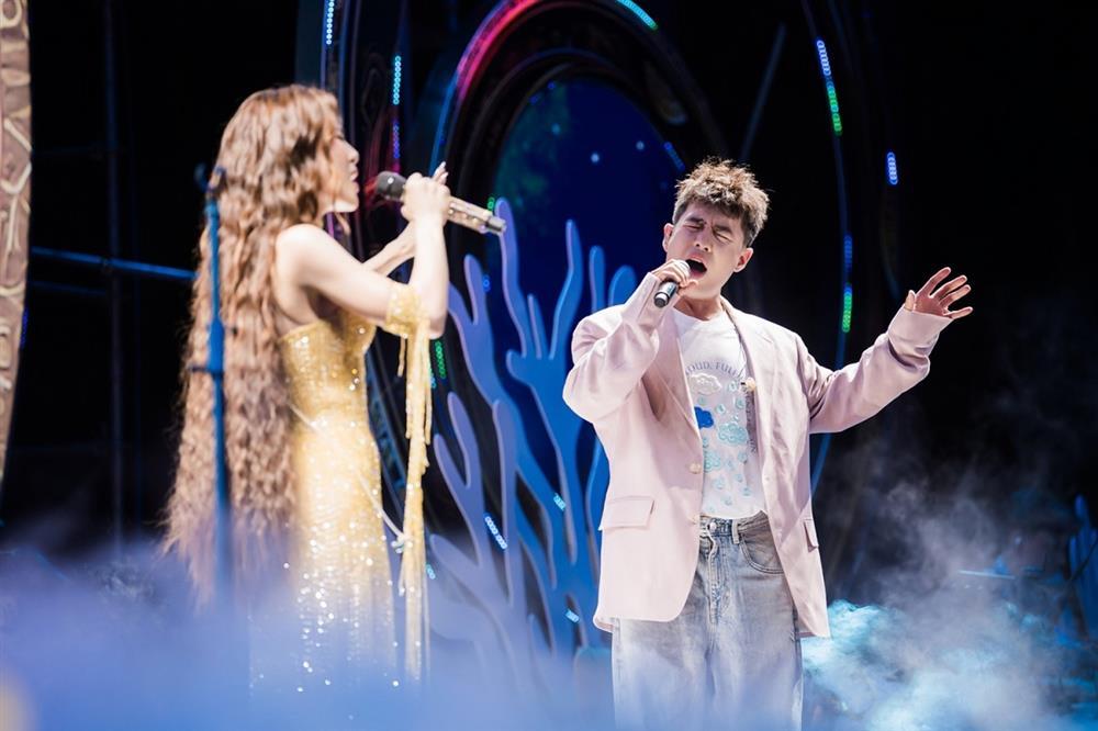 2222 khán giả tại Hạ Long vẫn ở lại xem show Hà Nhi tới phút cuối cùng dù mất điện 22 phút-4