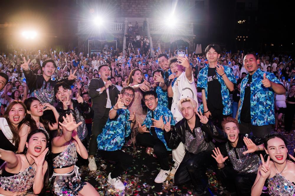 2222 khán giả tại Hạ Long vẫn ở lại xem show Hà Nhi tới phút cuối cùng dù mất điện 22 phút-6