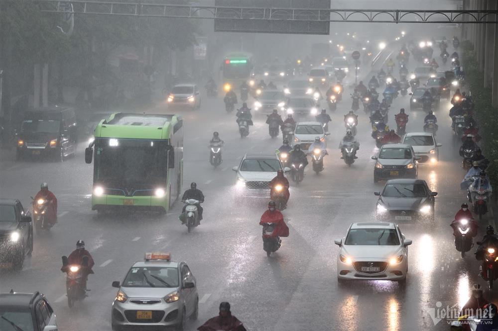 Miền Bắc xuất hiện mưa đặc biệt lớn, Hà Nội sấm sét vang trời kèm gió mạnh-1