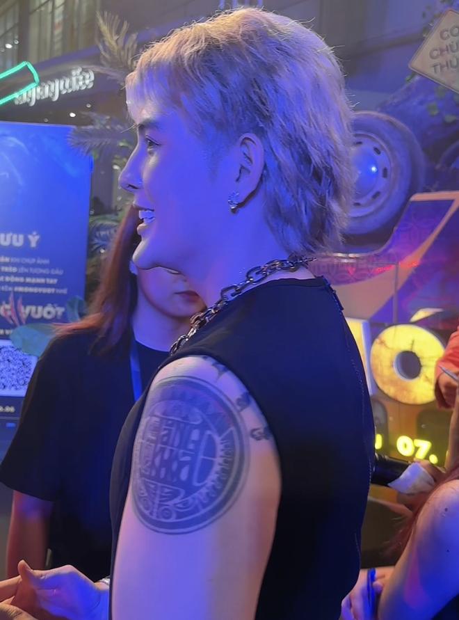 Ngỡ ngàng chiếc cằm nhọn bất thường của sao nam Vbiz, vừa dao kéo xong liền đi sự kiện?-3