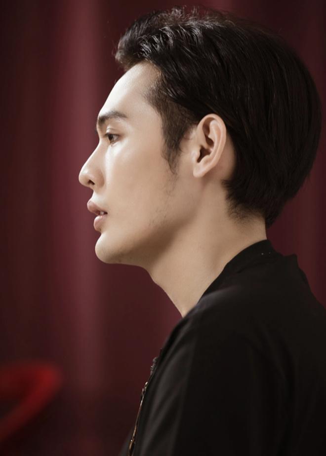 Ngỡ ngàng chiếc cằm nhọn bất thường của sao nam Vbiz, vừa dao kéo xong liền đi sự kiện?-4