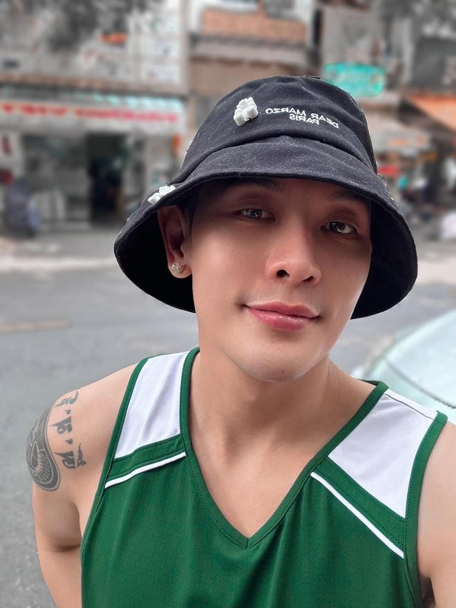 Ngỡ ngàng chiếc cằm nhọn bất thường của sao nam Vbiz, vừa dao kéo xong liền đi sự kiện?-5