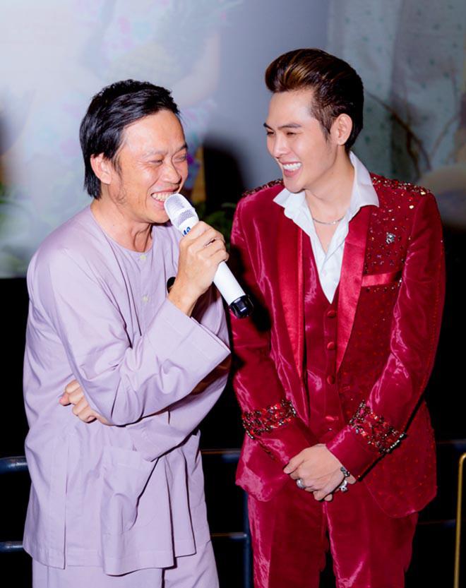 Ngỡ ngàng chiếc cằm nhọn bất thường của sao nam Vbiz, vừa dao kéo xong liền đi sự kiện?-7