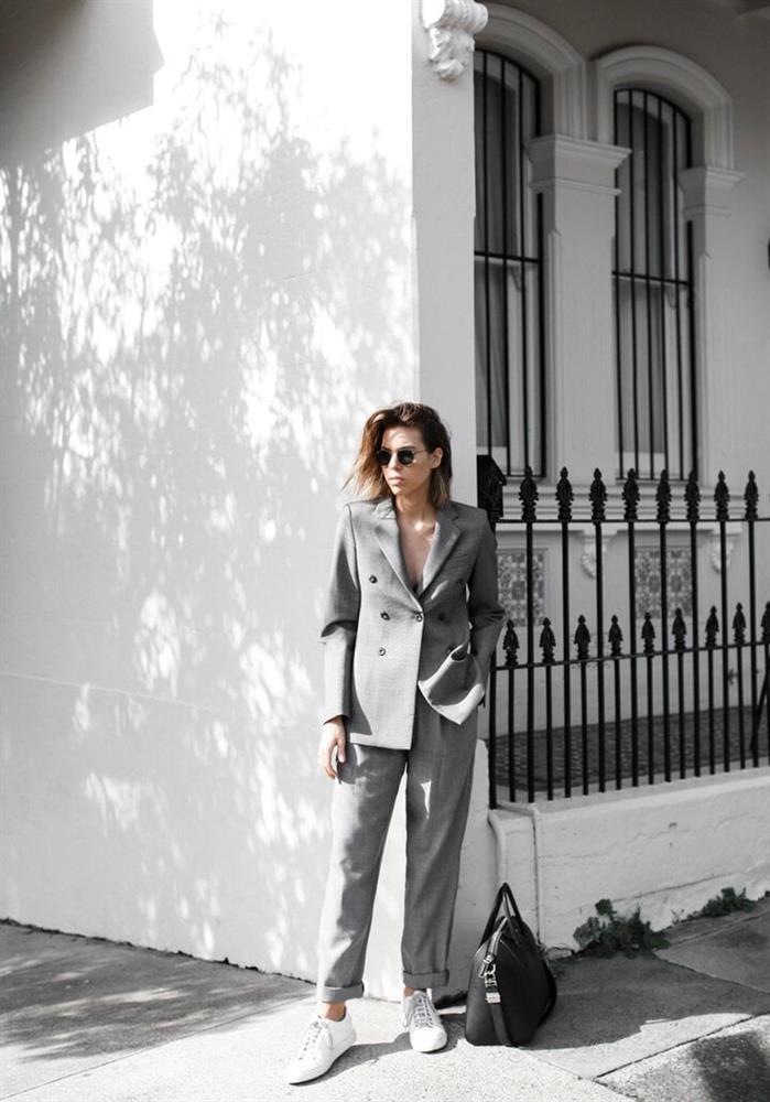 Mặc đồ công sở với giày sneakers thế nào để trông sành điệu?-1