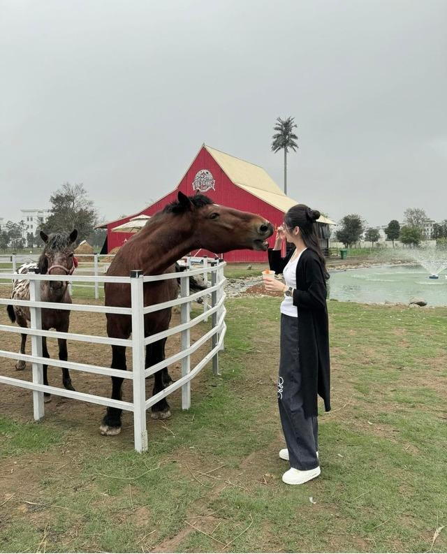 Học Á hậu Tú Anh biến những outfit mùa hè thường ngày không nhàm chán-11