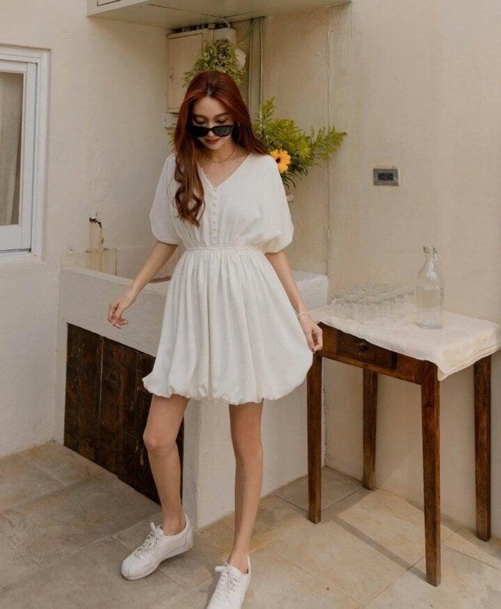 Kiểu váy trắng dễ chịu và mát mẻ được yêu thích trong mùa hè-3