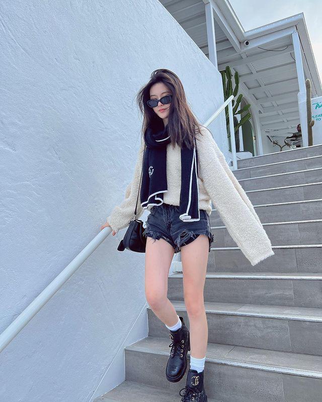 Ái nữ gia tộc tỷ đô mê diện đồ tôn da trắng mịn, chân thon nuột nà-8