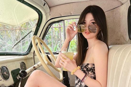 'Ái nữ gia tộc tỷ đô' mê diện đồ tôn da trắng mịn, chân thon nuột nà