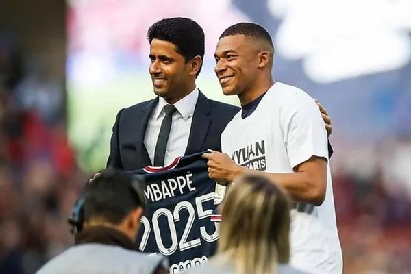 Cận cảnh pha va chạm khiến Mbappe đổ máu, đến thẳng bệnh viện-4