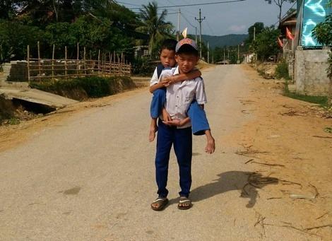 Cậu học sinh nghèo 12 năm làm đôi chân cho bạn khuyết tật đến trường, không quản nắng nóng hay mưa gió-1
