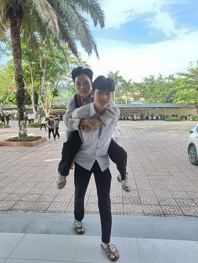 Cậu học sinh nghèo 12 năm làm đôi chân cho bạn khuyết tật đến trường, không quản nắng nóng hay mưa gió-3