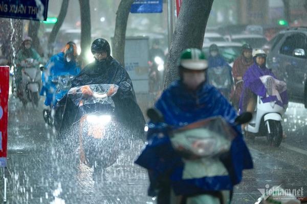 4 cô gái ngồi trong cốp ô tô lưu thông trên đường có vi phạm pháp luật?-2