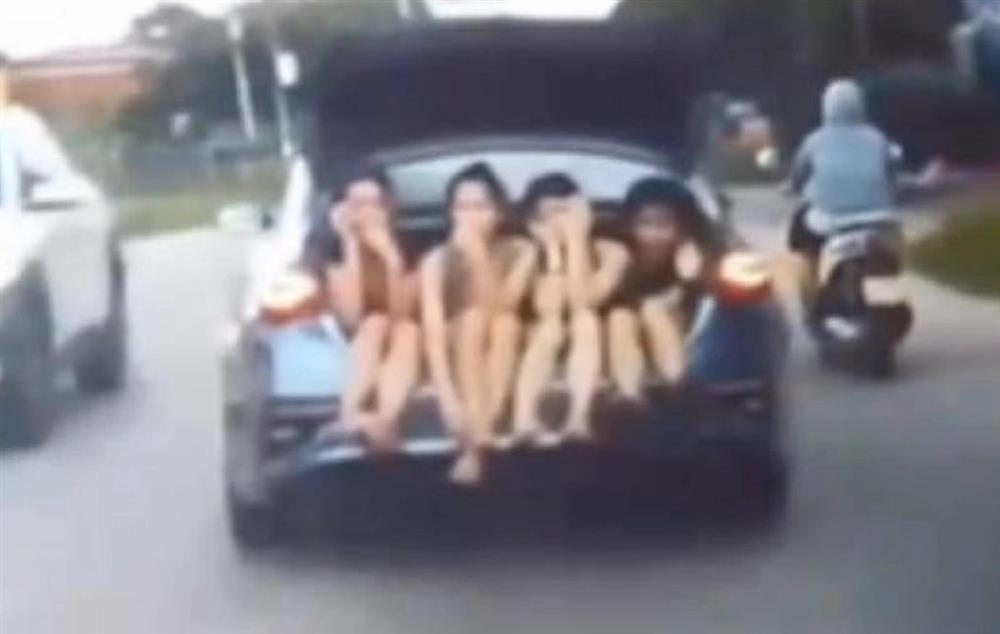 4 cô gái ngồi trong cốp ô tô lưu thông trên đường có vi phạm pháp luật?-1