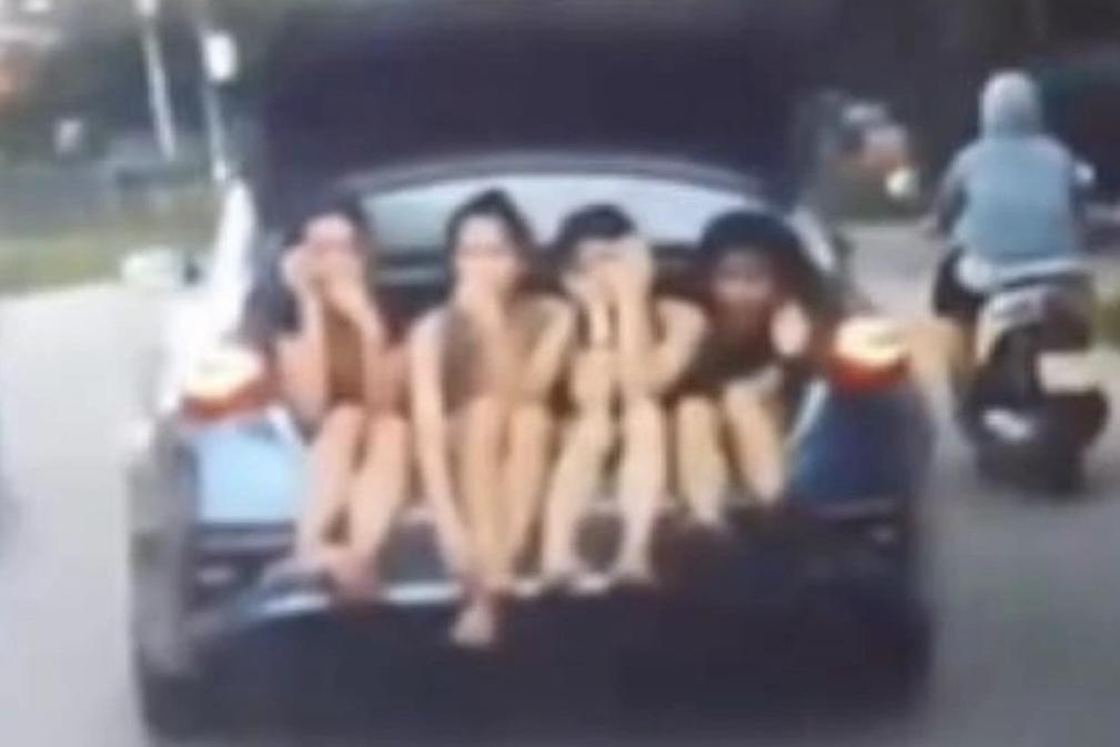 Ô tô bị tàu hỏa hất văng ở Hà Nội: Tài xế đỗ xe sát mép đường ray có bị xử phạt?-4