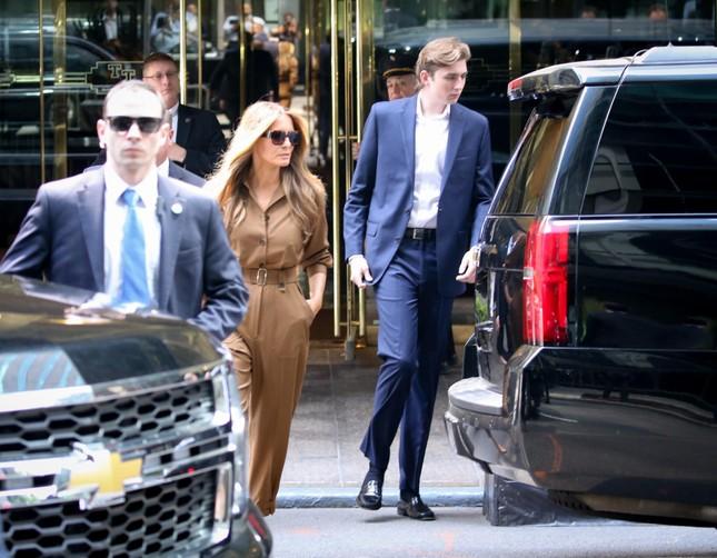 Bà Melania và Barron xuất hiện sau khi ông Trump bị kết tội-1