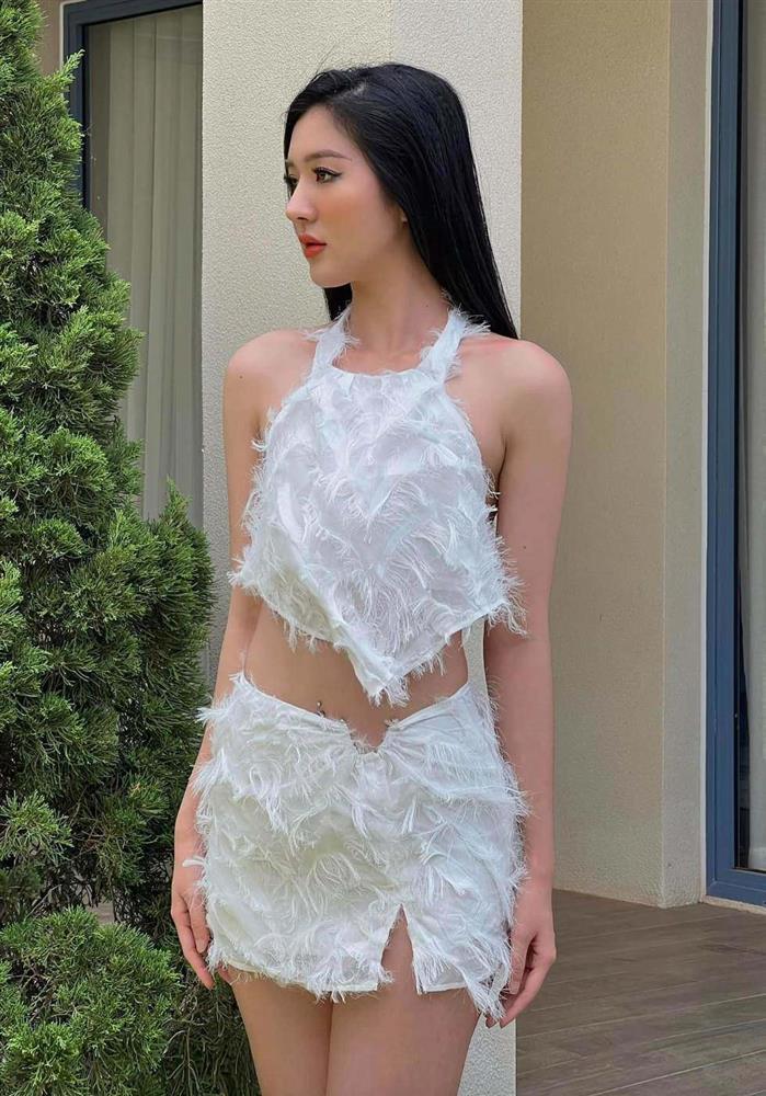 Bà xã kém 17 tuổi của Hồ Quang Hiếu mê váy lụa hờ hững, khoe tấm lưng ong cong vút-6