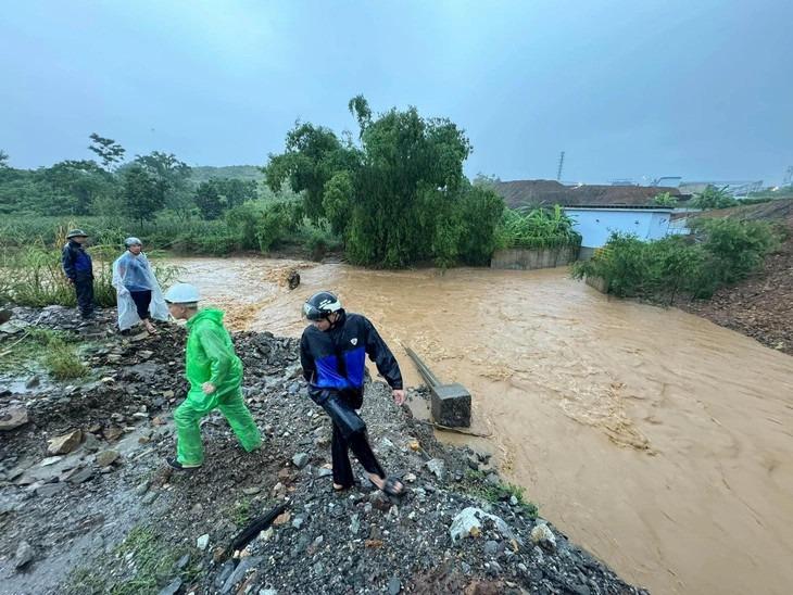 Mẹ cùng con trai 2 tuổi mất tích do mưa lũ ở Lào Cai-1