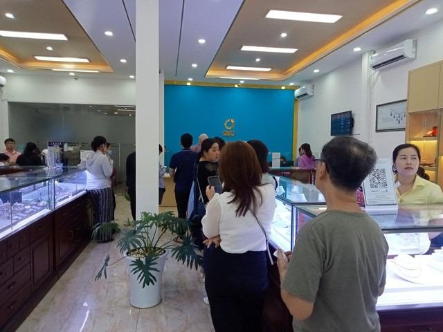 Chen chân mua vàng miếng SJC, nhiều người đang lỗ nặng-1