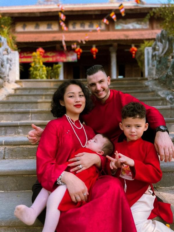 Chàng rể Tây chăm con nịnh mẹ vợ khéo ít người bằng