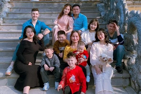 Làm rể Việt Nam, chàng trai Đức xăng xái dọn bàn thờ, đốt vàng mã, gói bánh tét-4