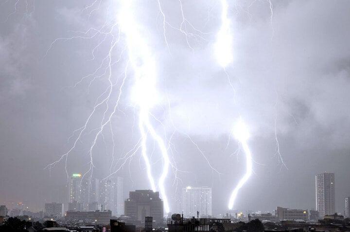 Trên 7.000 cú sét dội xuống Hà Nội và các tỉnh lân cận trong hơn 3 giờ-1