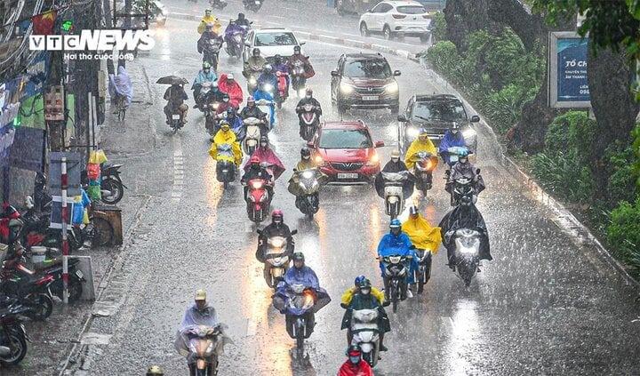 Chuyên gia lý giải nguyên nhân Hà Nội mưa xối xả sáng 5/6-1