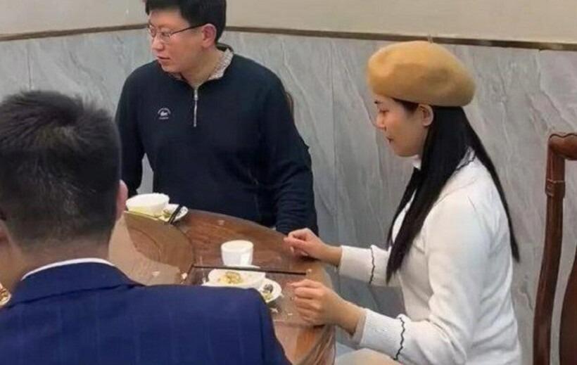 Về ra mắt cô gái bỗng quỳ gối trước bố bạn trai, sự thật phía sau gây xúc động-1