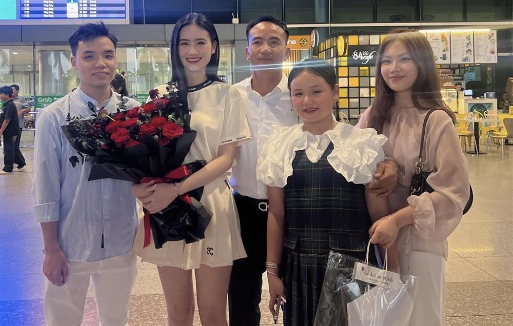 Hoa hậu Ý Nhi về nước, bạn trai và gia đình ra tận sân bay đón-1