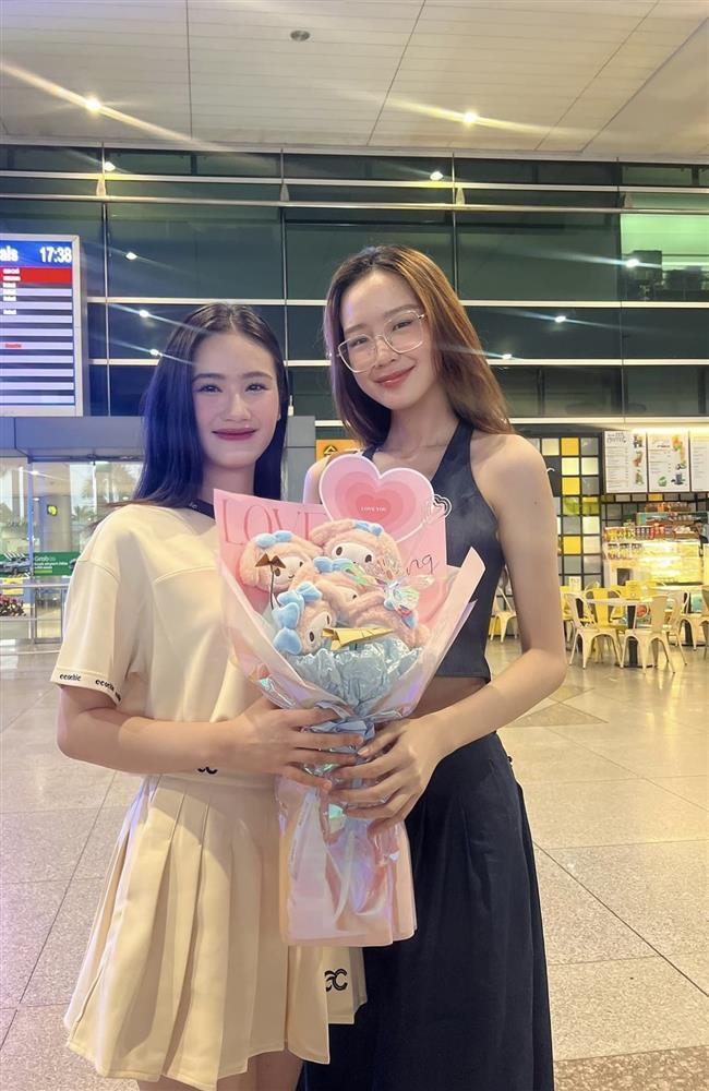 Hoa hậu Ý Nhi về nước, bạn trai và gia đình ra tận sân bay đón-2