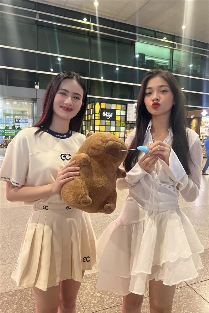 Hoa hậu Ý Nhi về nước, bạn trai và gia đình ra tận sân bay đón-3