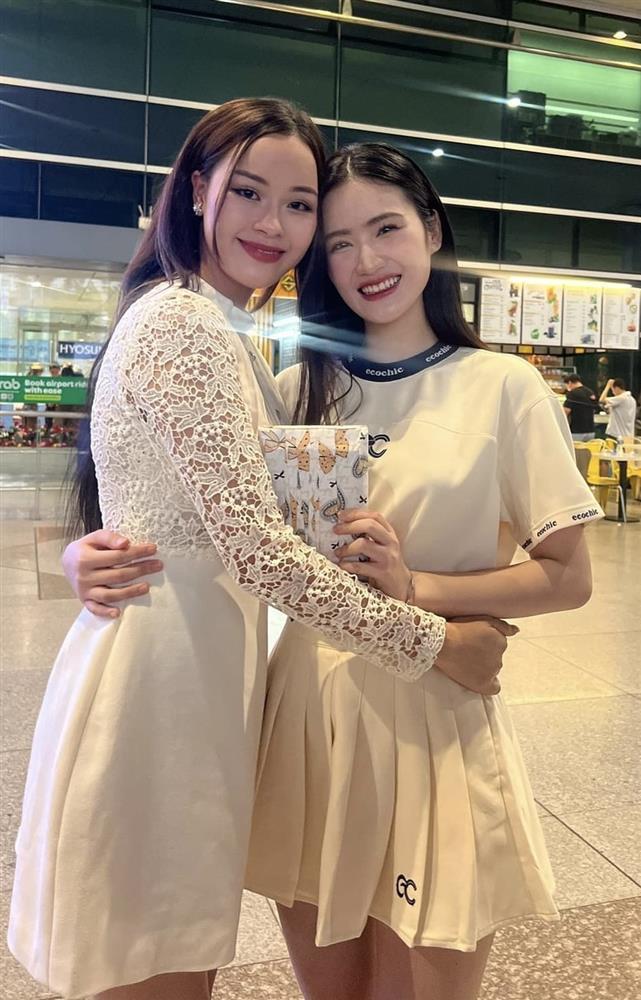 Hoa hậu Ý Nhi về nước, bạn trai và gia đình ra tận sân bay đón-4